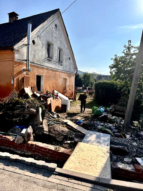 Byliśmy jedna z pierwszych organizacji pomocowych, która pojawiła się na obszarach objętych powodzią. Przeznaczyliśmy ze środków własnych blisko 30 tys zł na produkty pierwszej potrzeby.